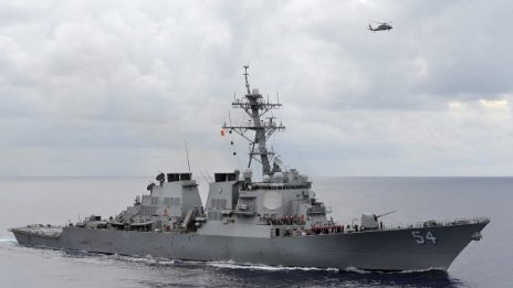 Напрежение: "Агресивни" руски изтребители до US-боен кораб