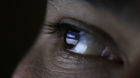 Данъчни под прикритие дебнат във Facebook
