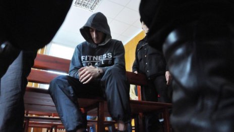 Убиецът на Алекс ще става татко, иска домашен арест