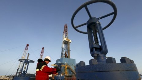 Слабият долар спира поевтиняването на петрола