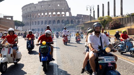В кадър: Vespa "чукна" 80 години, 10 хил. скутера обиколиха Колизеума