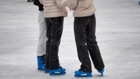 Ледените пързалки в София откриха сезона 