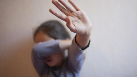 Изрод: Задържаха 82-годишен за блудство с 9-годишно момиче