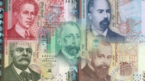 Българинът притеснен от неприемането на бюджет, готви по-малко подаръци за Коледа