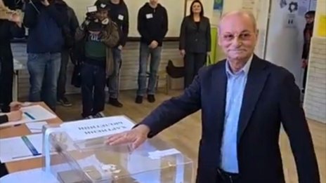 Ахмед Доган гласува: Младите са приоритет