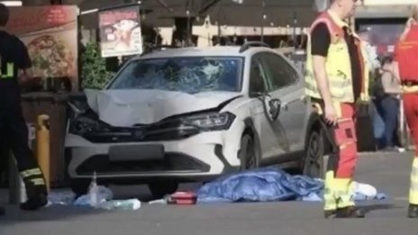 Кола се вряза в тълпа в Лайпциг, двама души загинаха ВИДЕО