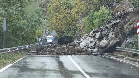 Тонове камъни се свлякоха на пътя Асеновград - Смолян, затвориха го
