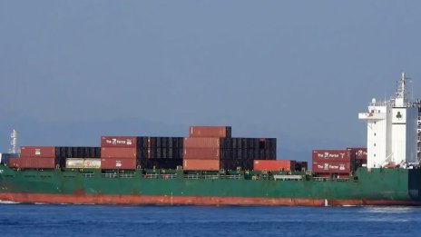 Над 20 контейнера със запалими вещества са разпръснати в Черно море след удара