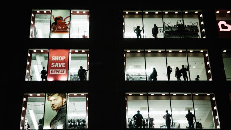 Две жени намушкаха други три в мол в Ню Йорк