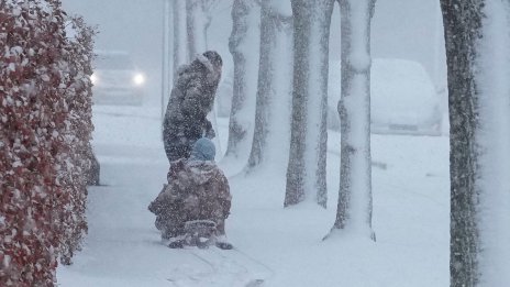 Европа е парализирана от снеговалежи, масово се отменят полети СНИМКИ / ВИДЕО
