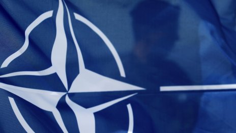 Ще плащат, за да останат: Източният фланг на НАТО се бори за американските войски