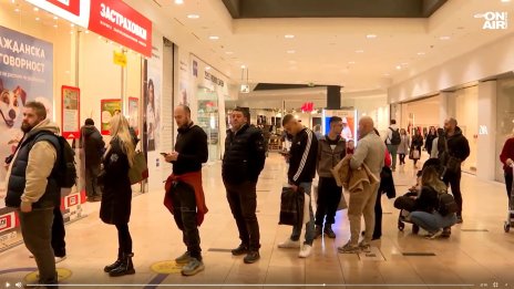 Опашки пред БНБ и чейндж бюрата: Трескаво се обръщат левове в евро