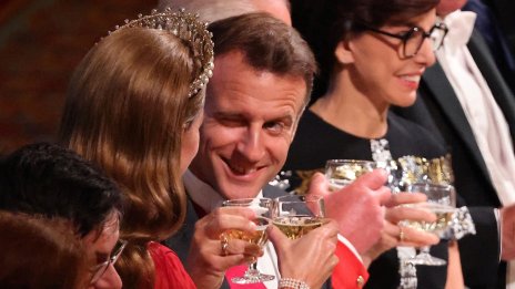 Палавият Макрон закачливо намига на Кейт по време на банкет СНИМКИ
