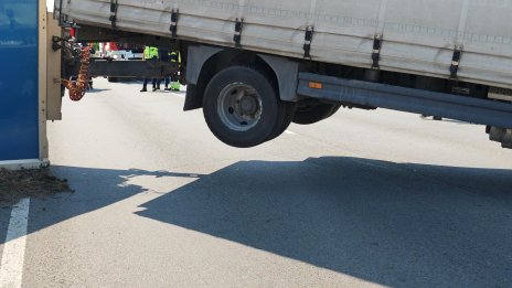 Камион скъса мантинела и падна от мост на "Струма"