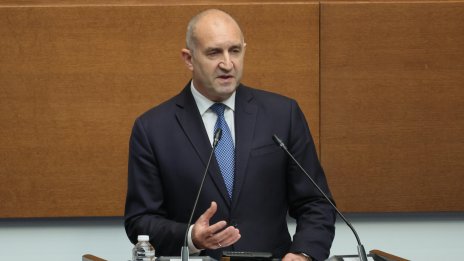 Първи парламентарен контрол за Радев