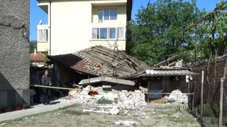 Матраци спасили децата в срутената от бойлер къща
