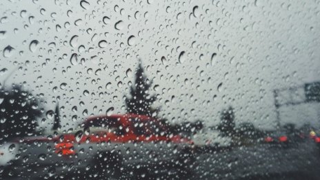 Студ и дъжд ни мъчат по празниците – едва до 15°C 