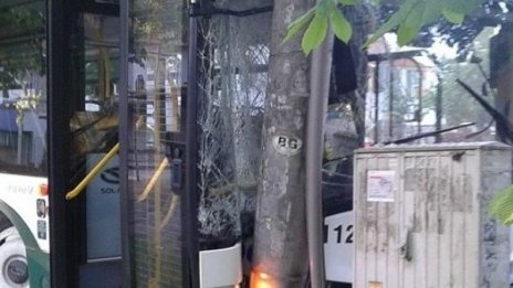 Автобус на градския транспорт се удари в стълб
