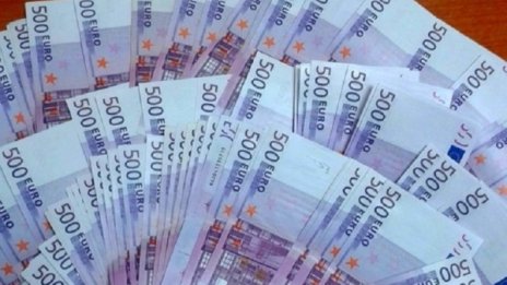 Спипаха чужденци с контрабандна валута
