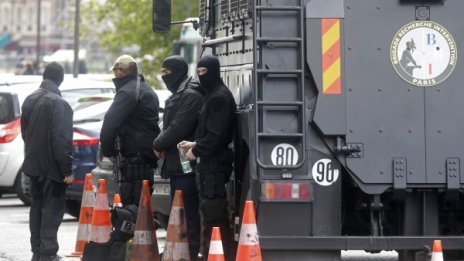 Абдеслам ще лежи в изолатор край Париж
