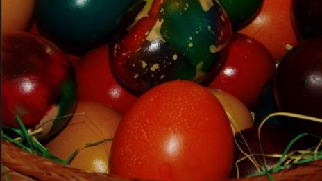 Велики Четвъртък: Боядисваме яйца, месим козунаци