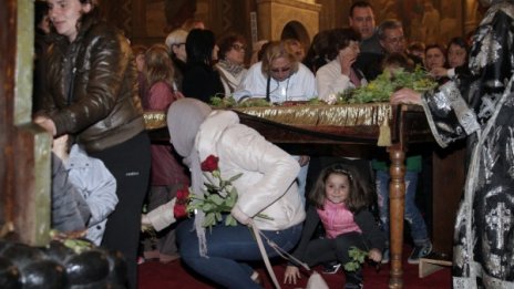 Миряни посрещнаха плащаницата в "Св. Александър Невски"