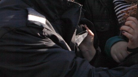 25-годишна жена срещу полицаи: Хапане, дърпане, ритници