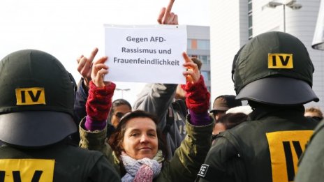 400 души в ареста в Щутгарт, скандирали срещу дясна партия