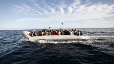 Лодка потъна край Либия, 84 души - в неизвестност