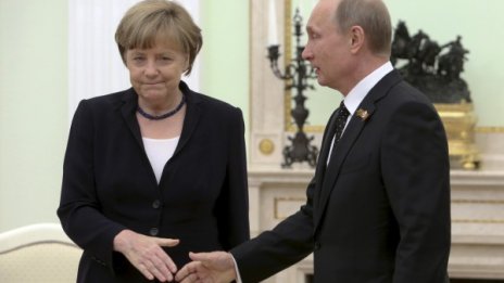 Путин иска Меркел свалена, дава всичко от себе си
