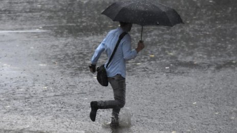 Не прибирайте чадърите, за утре е в сила жълт код за дъжд