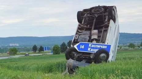 Зрелищно: Бус отнесе табела и застана "мирно" в нива