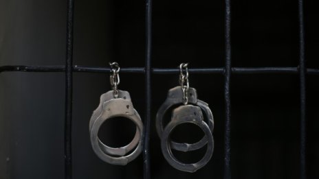 Оставиха в ареста мъж, намушкал полицай в крака