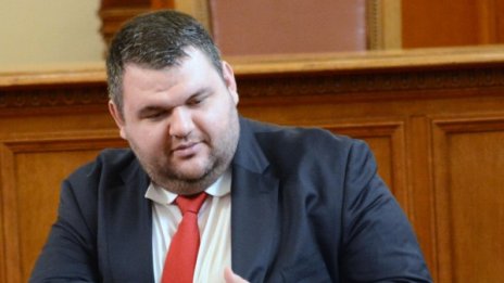 Пеевски е продал дяловете си в три чуждестранни дружества