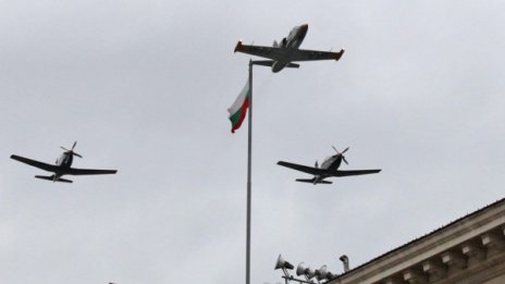 Бойни хеликоптери и самолети летяха над София