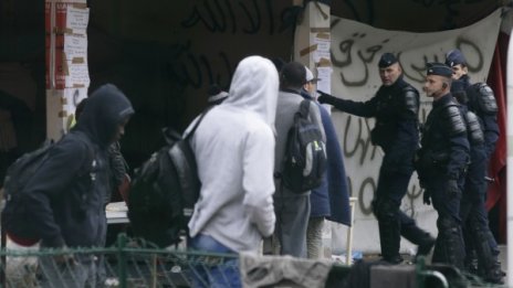 Изведоха принудително 300 мигранти от строящо се училище в Париж