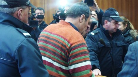 Депресия, шизофрения… Похотливият кмет иска на свобода