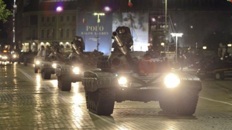 Военни машини "превзеха" центъра на София