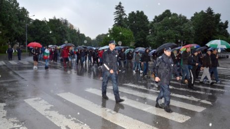 Силният дъжд не спря протестите в Раднево