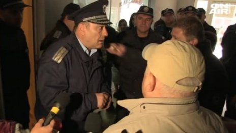 Екшън в Русе: Бунт в блок заради опис на имоти