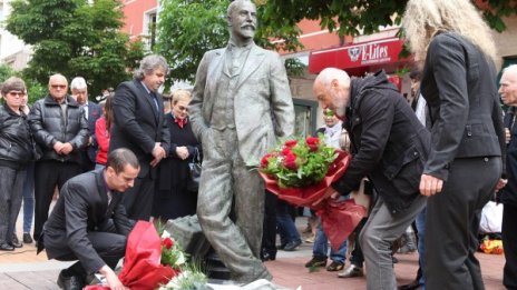 Вместо селфи на паметника &ndash; четете Алеко