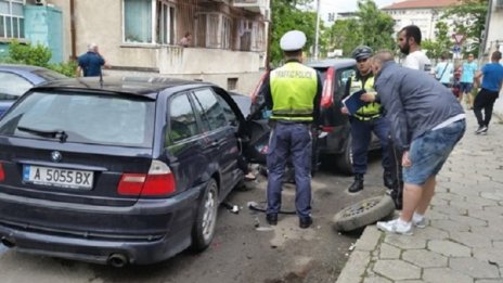 5 нанизани коли в центъра на Бургас, двама в болница