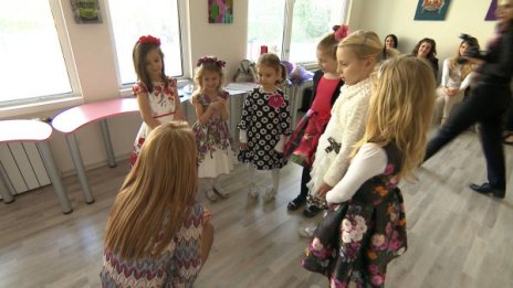 Малки дами в света на големите: Етикет и обноски за деца