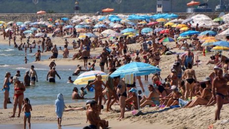 Летовниците в Бургас ще се ширят на безплатни шезлонги