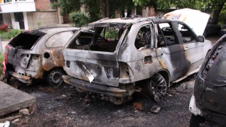 Пожар изпепели три коли във Велико Търново
