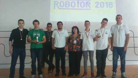 Наши гимназисти първенци по роботика в Румъния