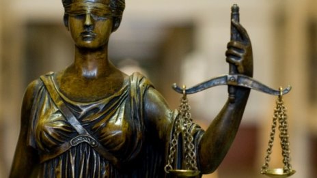 Инспекторка от НАП "уреди" 173 хил. лв. за сина си