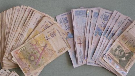 Баба от Сливен брои 5400 лв. на "полицай"