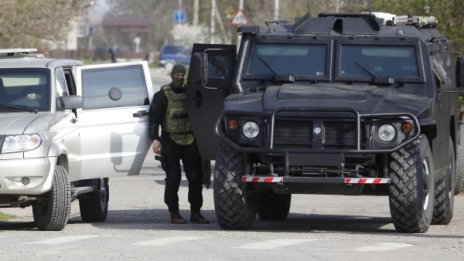 Похитител взе заложници от банка в Москва