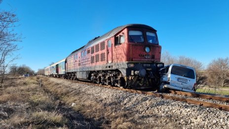 Товарен влак блъсна кола на жп прелез в Симеоновград